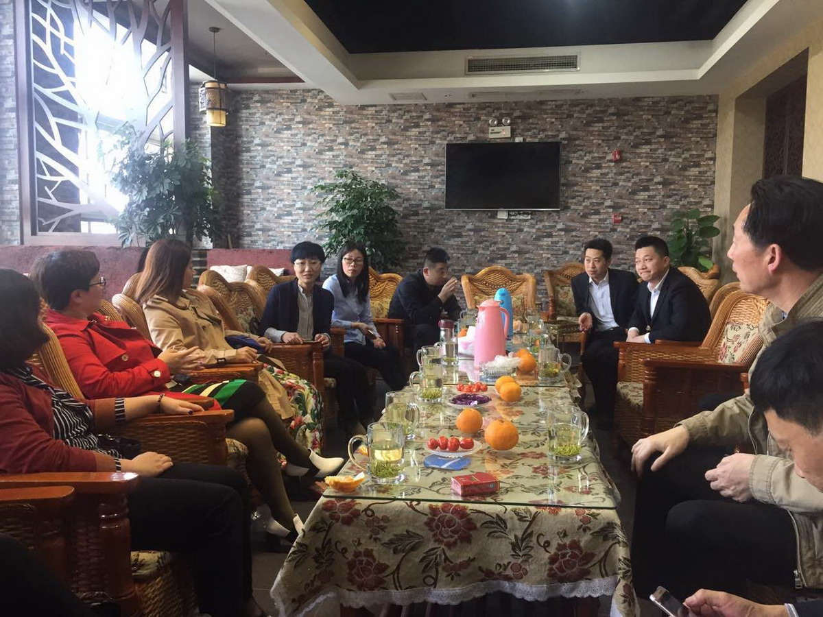 2017年4月水岸金城項(xiàng)目接待成都物業(yè)協(xié)會(huì)的同行朋友.