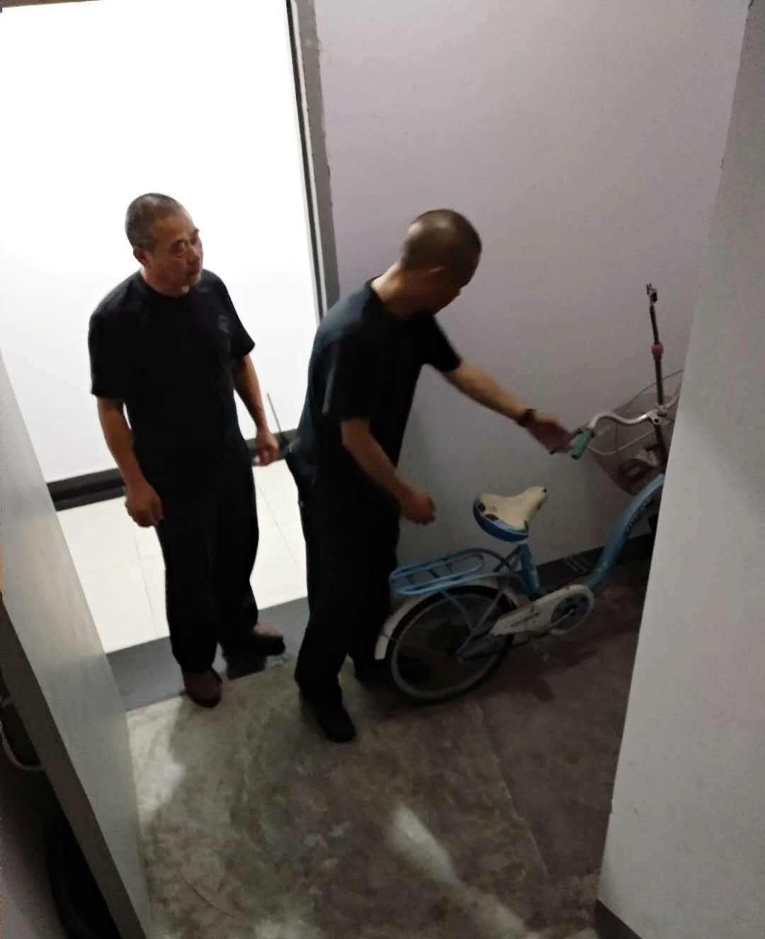 水岸金城上門排查各樓道是否堆放雜物，保證消防通道暢通