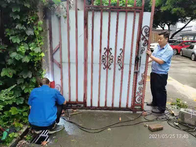 焊接維修鐵門