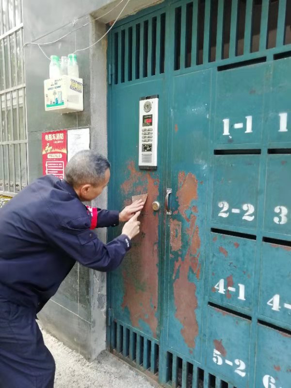 對(duì)生銹單元門刷漆